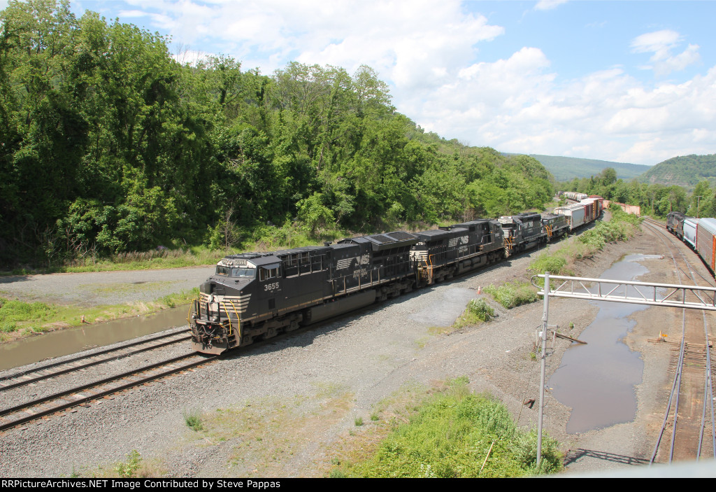 NS 3655 leading a train into Enola